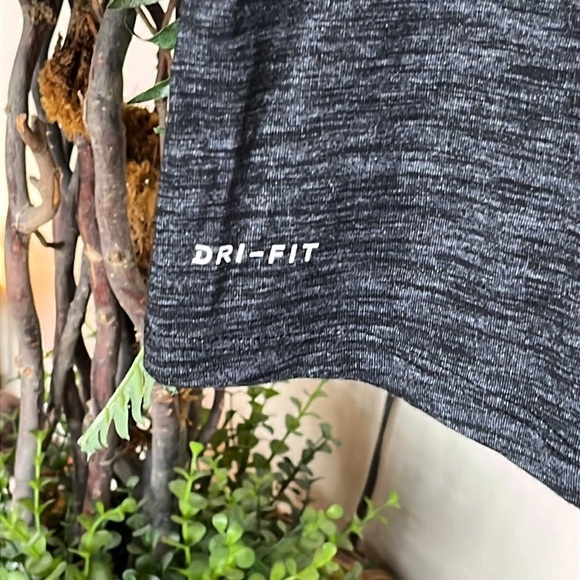 NWOT Nike Dri-Fit V-Neck Gray Athletic Cut NBA Brooklyn Nets Short Sleeve Shirt - Picture 4 of 13